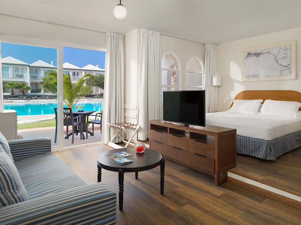 Suite Junior con vistas a la piscina del hotel H10 Ocean Suites