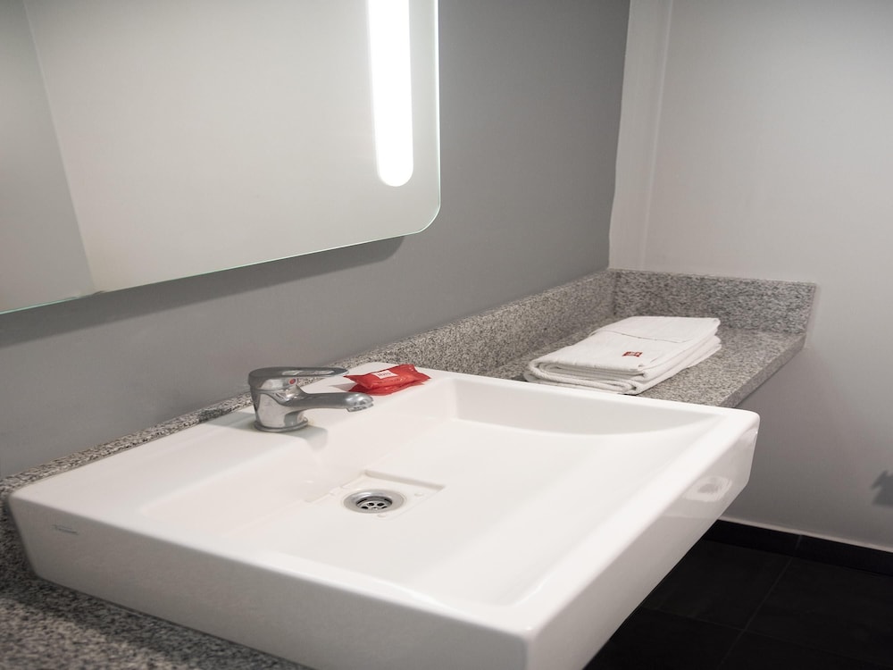 Habitación estándar, varias camas del hotel Ibis Pilar. Foto 3