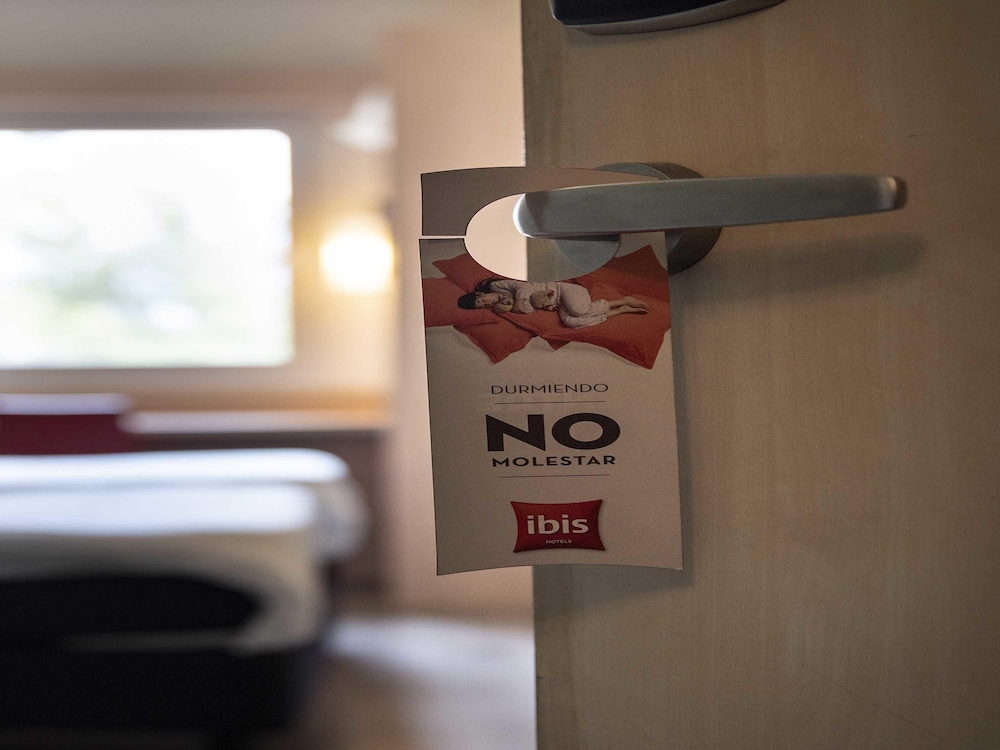 Habitación estándar, varias camas del hotel Ibis Pilar. Foto 4