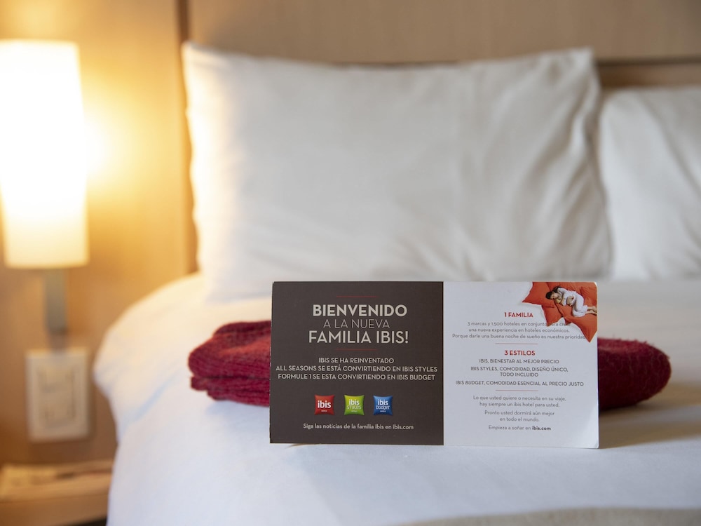 Habitación estándar, varias camas del hotel Ibis Pilar. Foto 5