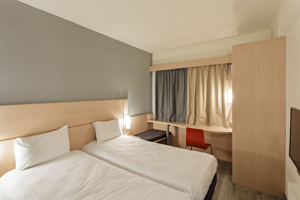 Habitación estándar con 2 camas individuales, 2 camas individuales del hotel Ibis Pilar. Foto 1