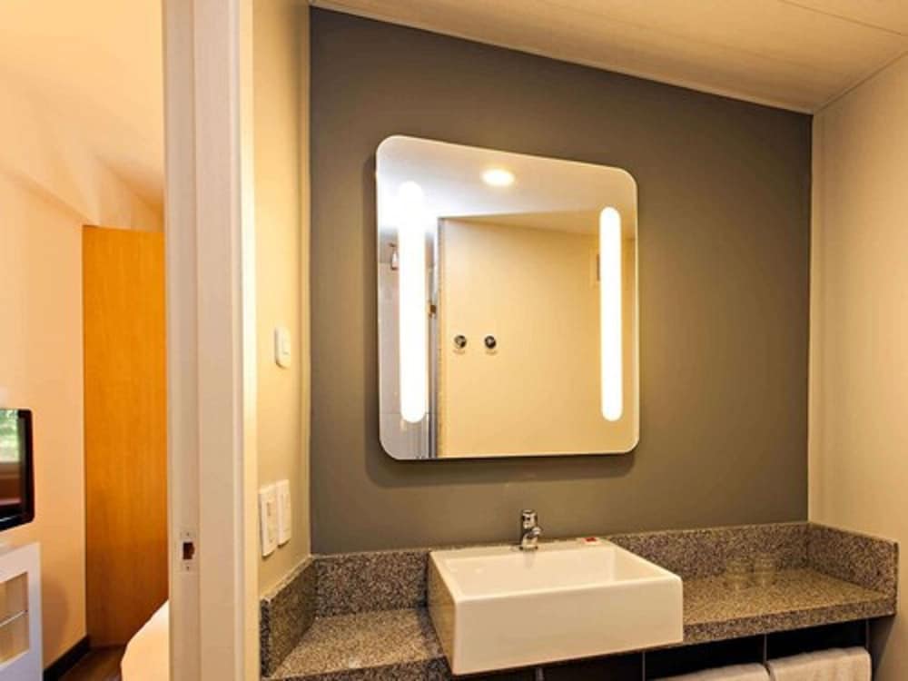 Habitación estándar con 2 camas individuales, 2 camas individuales del hotel Ibis Pilar. Foto 4