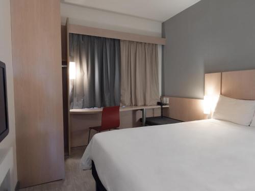 Habitación Doble Estándar del hotel Ibis Pilar. Foto 1