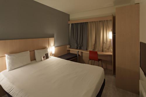 Habitación Estandar del hotel Ibis Pilar. Foto 6
