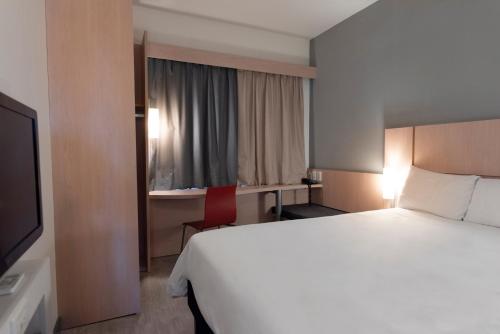 Habitación Estandar del hotel Ibis Pilar. Foto 8