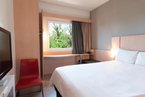 Habitación Estandar del hotel Ibis Pilar. Foto 9