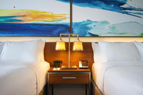 Habitación Estándar con 2 camas dobles del hotel B Ocean Resort. Foto 9