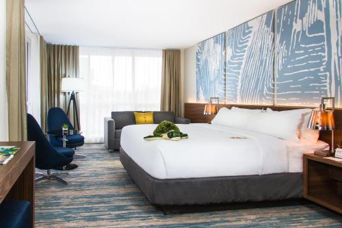 Suite Junior con cama extragrande y sofá cama del hotel B Ocean Resort. Foto 5