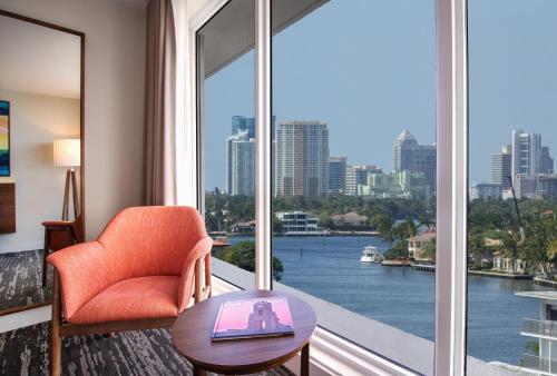 Habitación con cama extragrande y vistas al canal intracostero del hotel B Ocean Resort. Foto 1
