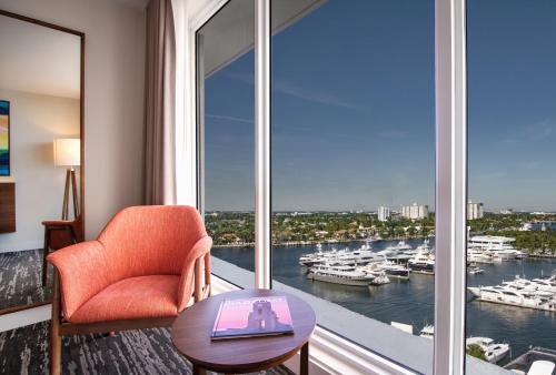 Habitación con cama extragrande y vistas al canal intracostero del hotel B Ocean Resort. Foto 2