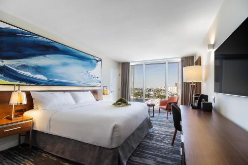 Habitación con cama extragrande y vistas al canal intracostero del hotel B Ocean Resort. Foto 4