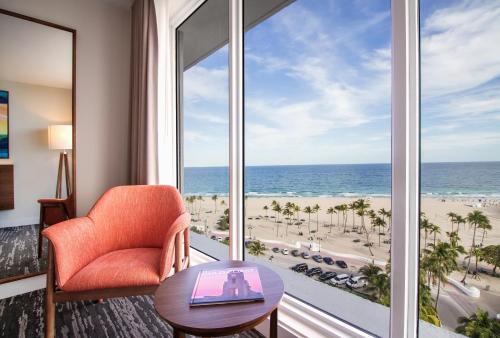 Habitación con cama extragrande y vistas al océano del hotel B Ocean Resort. Foto 2