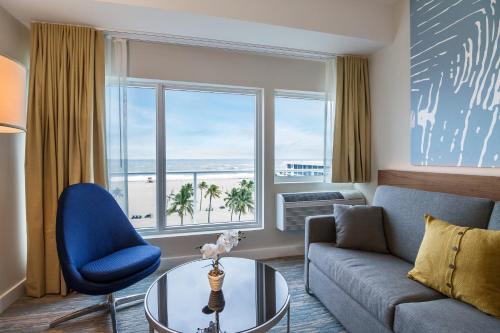 Habitación con cama extragrande y vistas al océano del hotel B Ocean Resort. Foto 5