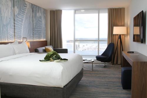 Habitación con cama extragrande y vistas al océano del hotel B Ocean Resort. Foto 7
