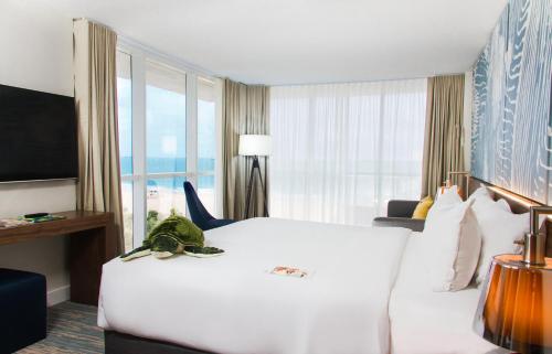 Suite junior con vistas al mar, cama extragrande y sofá cama grande del hotel B Ocean Resort. Foto 7