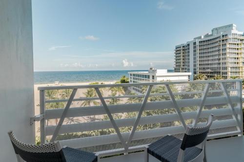 Alojamiento con cama extragrande, balcón e impresionantes vistas frontales al mar del hotel B Ocean Resort