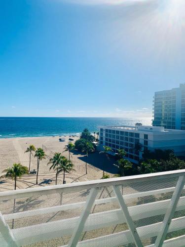 Alojamiento con cama extragrande, balcón e impresionantes vistas frontales al mar del hotel B Ocean Resort. Foto 3