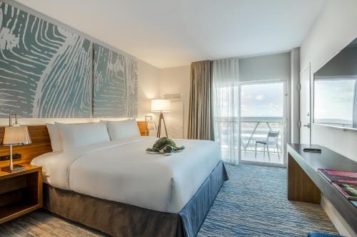 Alojamiento con cama extragrande, balcón e impresionantes vistas frontales al mar del hotel B Ocean Resort. Foto 6