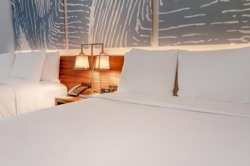 Alojamiento con 2 camas dobles, balcón e impresionantes vistas frontales al mar del hotel B Ocean Resort. Foto 1