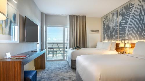 Alojamiento con 2 camas dobles, balcón e impresionantes vistas frontales al mar del hotel B Ocean Resort. Foto 8