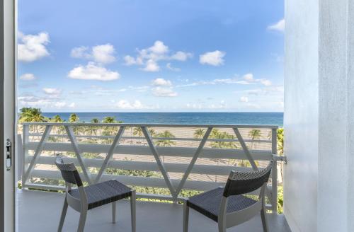 Alojamiento con 2 camas dobles, balcón e impresionantes vistas frontales al mar del hotel B Ocean Resort. Foto 10