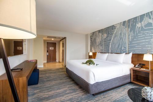 Alojamiento Estándar con cama extragrande y ducha - Adaptado para personas con discapacidad del hotel B Ocean Resort. Foto 1