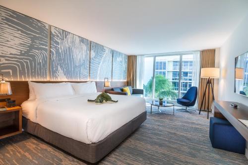 Alojamiento Estándar con cama extragrande y ducha - Adaptado para personas con discapacidad del hotel B Ocean Resort. Foto 5