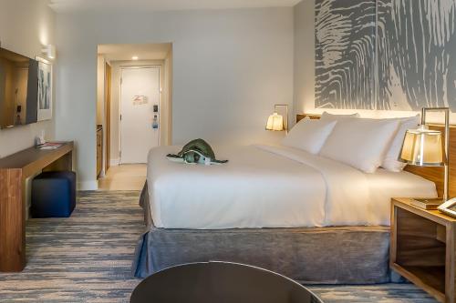 Alojamiento Estándar con cama extragrande y ducha - Adaptado para personas con discapacidad del hotel B Ocean Resort. Foto 7