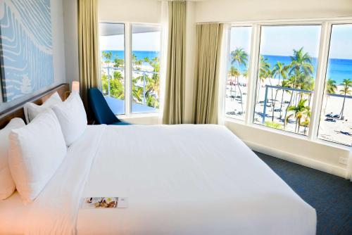 Suite Deluxe con vistas al mar del hotel B Ocean Resort. Foto 4
