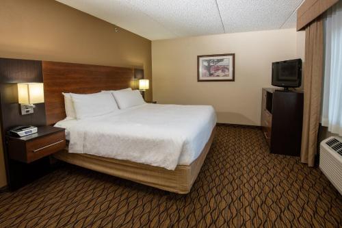 Habitación Estándar - Cama extragrande del hotel Grand Canyon & Suites. Foto 1