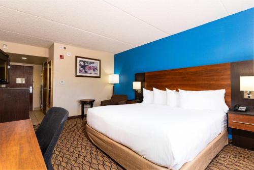 Habitación Estándar - Cama extragrande del hotel Grand Canyon & Suites. Foto 4