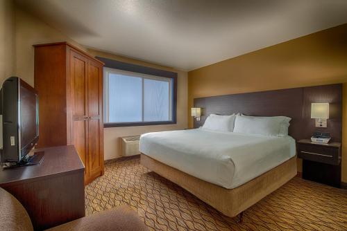Suite con cama extragrande del hotel Grand Canyon & Suites. Foto 2