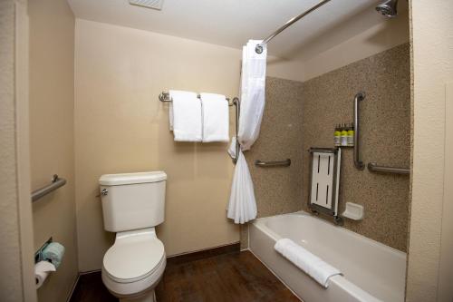 Habitación Estándar con bañera adaptada para personas con discapacidad - Cama extragrande del hotel Grand Canyon & Suites. Foto 1