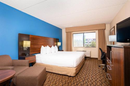 Habitación Estándar con ducha accesible en silla de ruedas - 1 cama extragrande - Adaptada para personas con discapacidad del hotel Grand Canyon & Suites. Foto 1