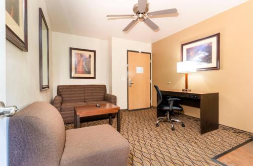 Suite con 1 dormitorio y bañera - Adaptada para personas con movilidad reducida del hotel Grand Canyon & Suites. Foto 5