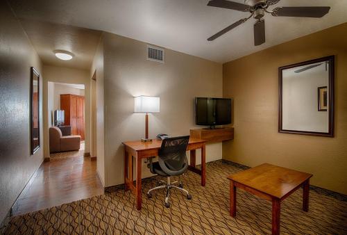 Habitación con 1 dormitorio, cama extragrande y ducha accesible en silla de ruedas - Adaptada para personas con discapacidad auditiva - No fumadores del hotel Grand Canyon & Suites