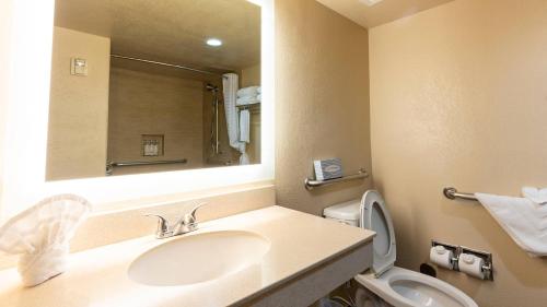 Habitación adaptada para personas con discapacidad auditiva - 2 camas - No fumadores del hotel Grand Canyon & Suites. Foto 3