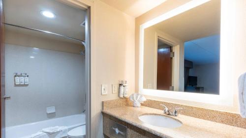 Suite Estándar del hotel Grand Canyon & Suites. Foto 1