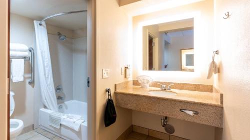 Suite Estándar del hotel Grand Canyon & Suites. Foto 2
