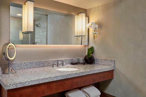 Estudio con 2 camas extragrandes del hotel Loews Hollywood. Foto 4