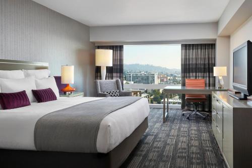 Habitación Capitol adaptada para personas con discapacidad - 1 cama extragrande del hotel Loews Hollywood. Foto 3