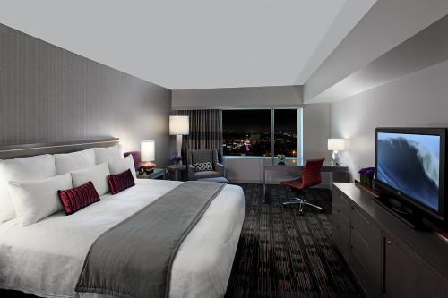 Habitación Estándar adaptada para personas con discapacidad auditiva - 1 cama extragrande del hotel Loews Hollywood. Foto 2