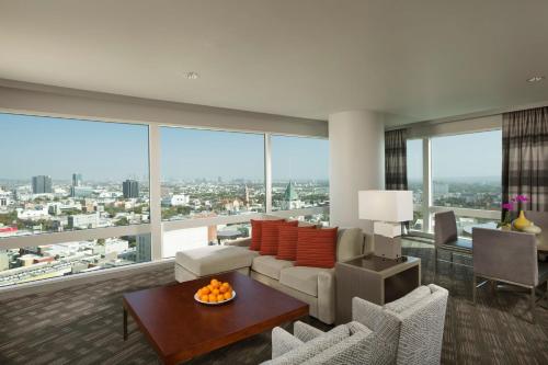Suite Highland del hotel Loews Hollywood. Foto 2