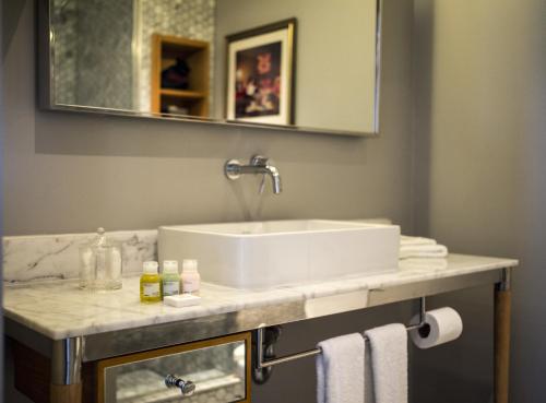 Estudio con cama extragrande del hotel The Hollywood Roosevelt. Foto 2