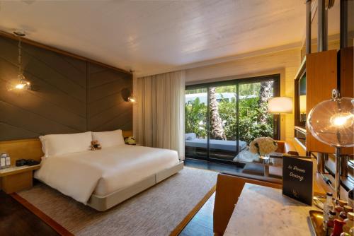 Cabaña junto a la piscina con patio privado del hotel The Hollywood Roosevelt