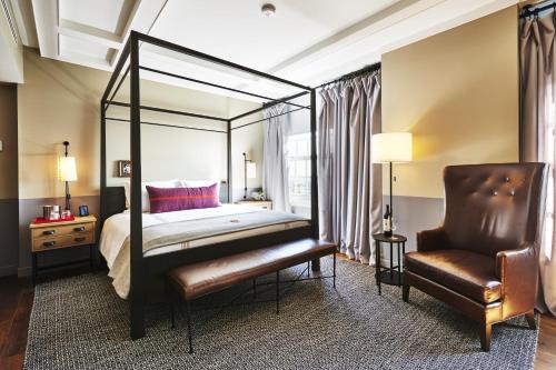 Habitación con cama extragrande y ducha a ras de suelo - Adaptada para personas con movilidad reducida del hotel The Hollywood Roosevelt. Foto 2