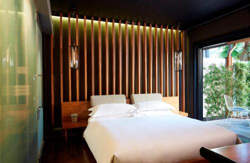 Suite con vistas a la piscina del hotel The Hollywood Roosevelt