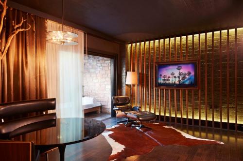 Suite con vistas a la piscina del hotel The Hollywood Roosevelt. Foto 1