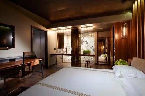 Suite con vistas a la piscina del hotel The Hollywood Roosevelt. Foto 2