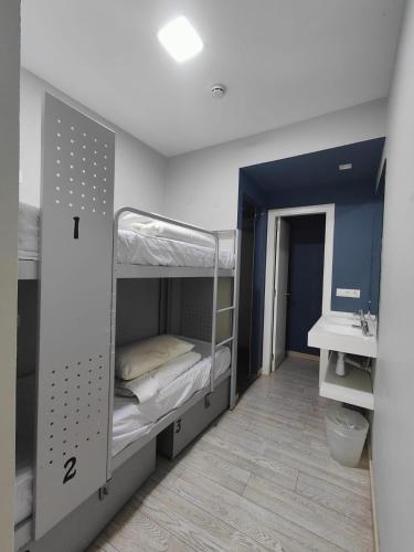 Habitación Familiar con baño privado del hotel Bcnsporthostels. Foto 3
